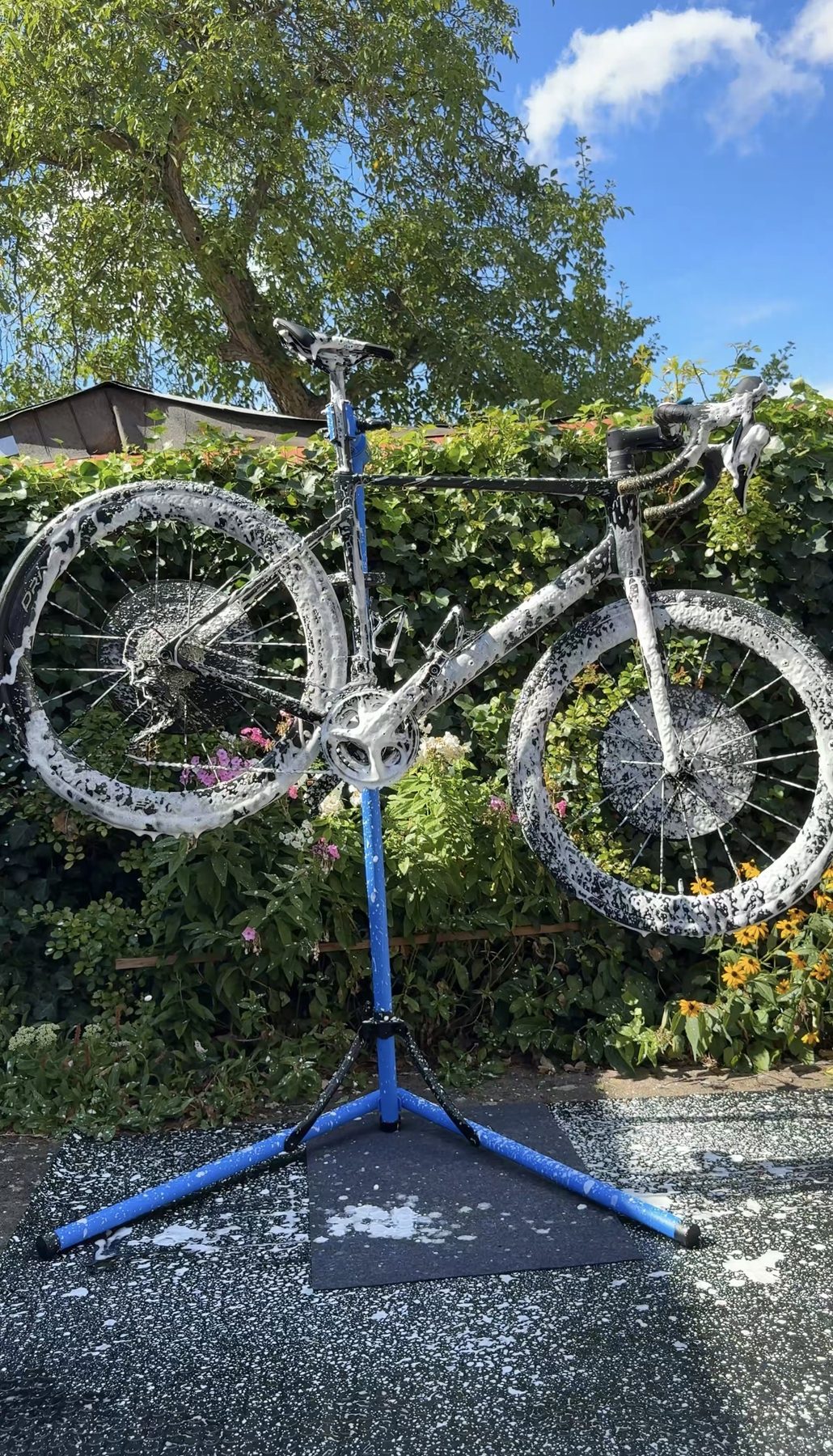 Rennrad in der Reinigung mit Schaum, MARDOR mobile Aufbereitung Potsdam