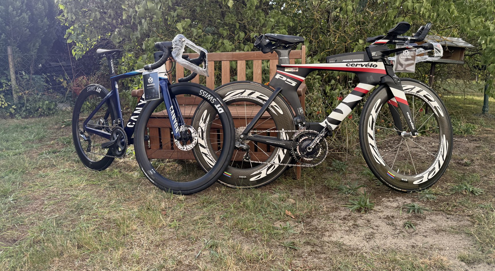 Zwei aufbereitete Rennräder von MARDOR, Canyon und Cervélo P5