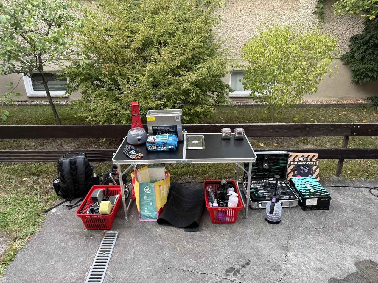 Aufgebautes MARDOR Equipment und Werkzeug vor Ort beim Kunden